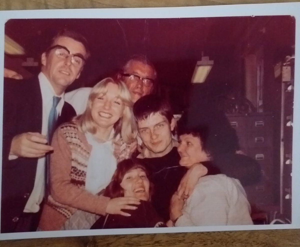 Foto inédita de Ian Curtis en oficina de desempleo