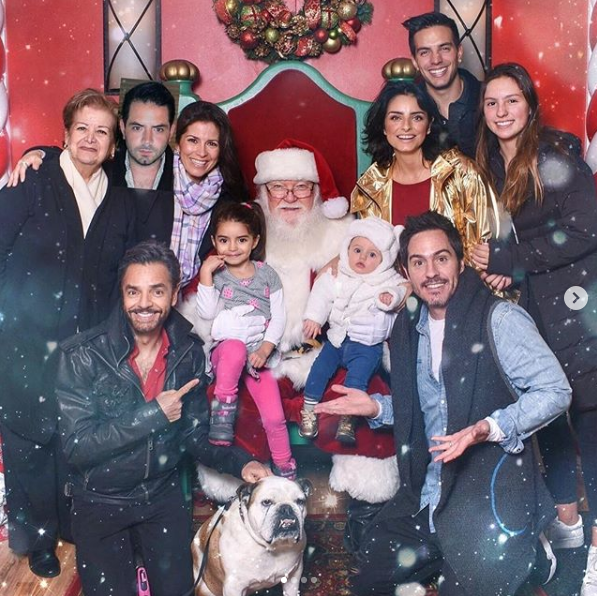 Aislinn Derbez comparte foto navideña con Photoshop