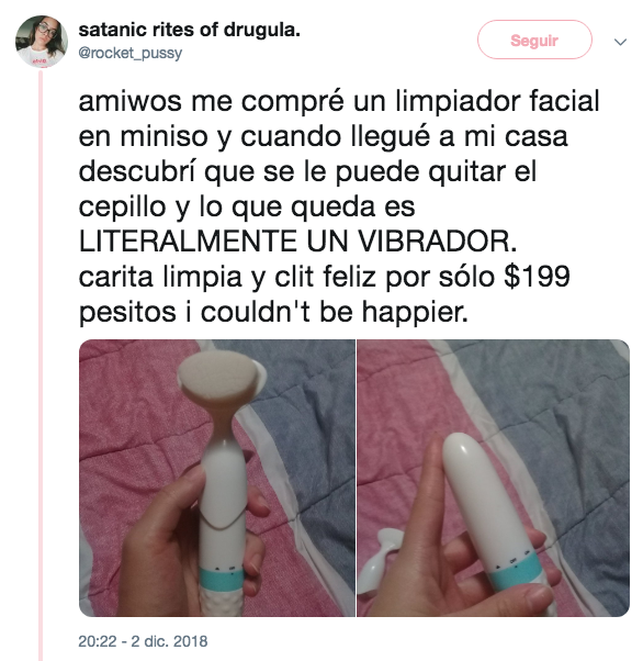 Mujer compra cepillo limpiador facial vibrador