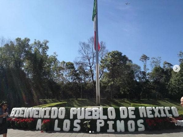 Quinceañera celebra en los Pinos
