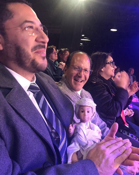 Martí Batres con el muñeco amlo de nacimiento