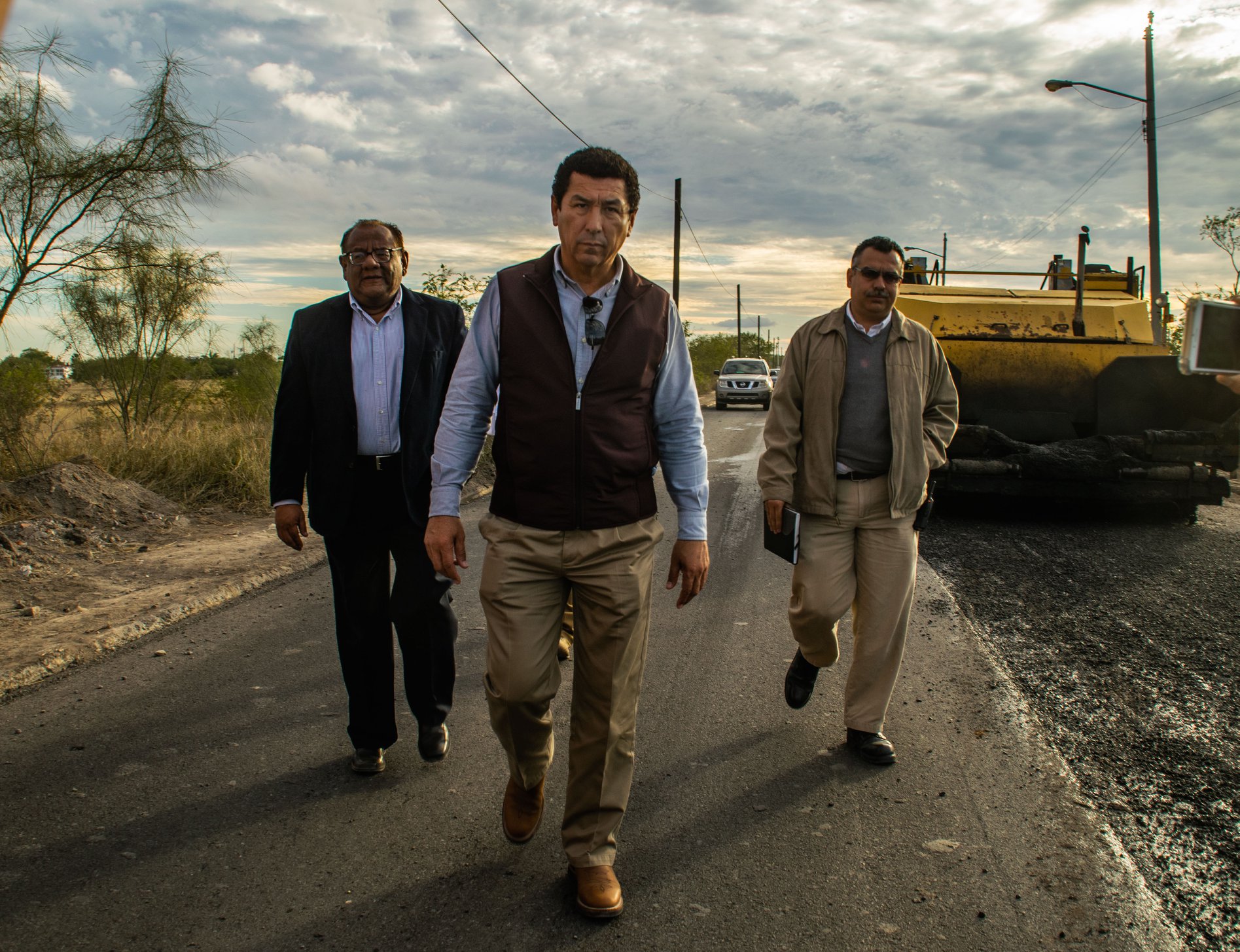 Alcalde de Matamoros se convierte en meme con foto de obra de pavimento