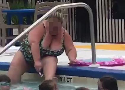 Video mujer se rasura las piernas en alberca