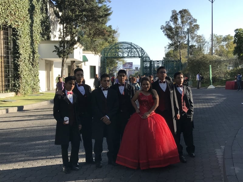 Quinceañera festeja sus quince años en Los Pinos
