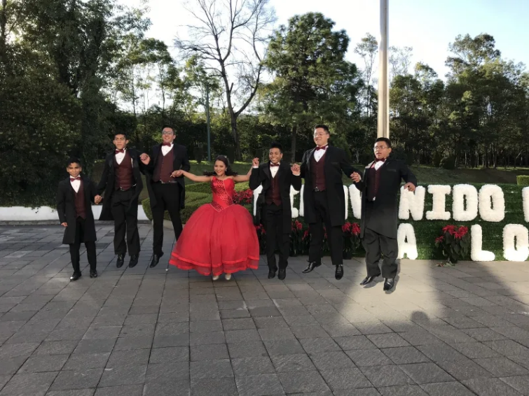 Quinceañera celebra en los Pinos