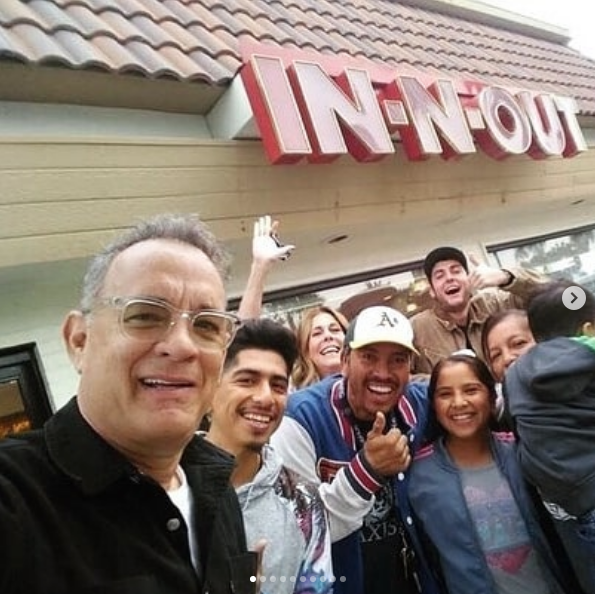 Tom Hanks acude a restaurante de hamburguesas y paga la cuenta de todos