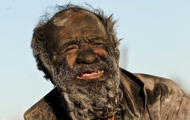 Amou Haji: el hombre que lleva 60 años sin bañarse