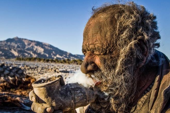 Amou Haji: el hombre que lleva 60 años sin bañarse
