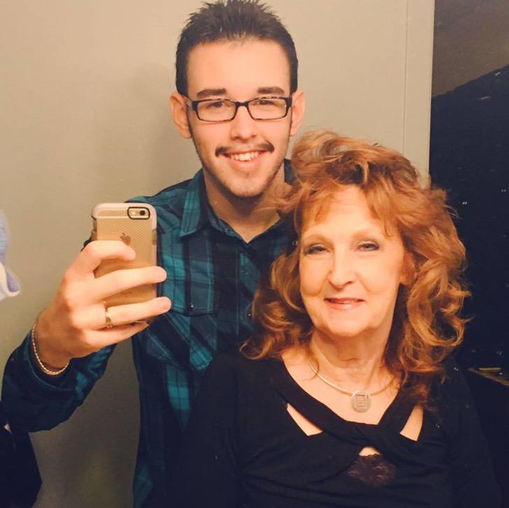 Mujer de 72 y joven de 19 celebran tres años de novios