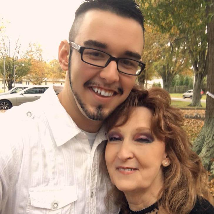 Mujer de 72 y joven de 19 celebran tres años de novios