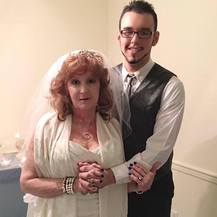 Mujer de 72 y joven de 19 celebran tres años de novios