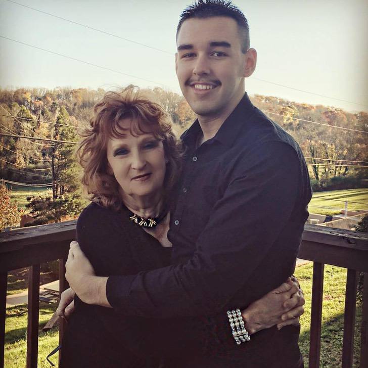 Mujer de 72 y joven de 19 celebran tres años de novios