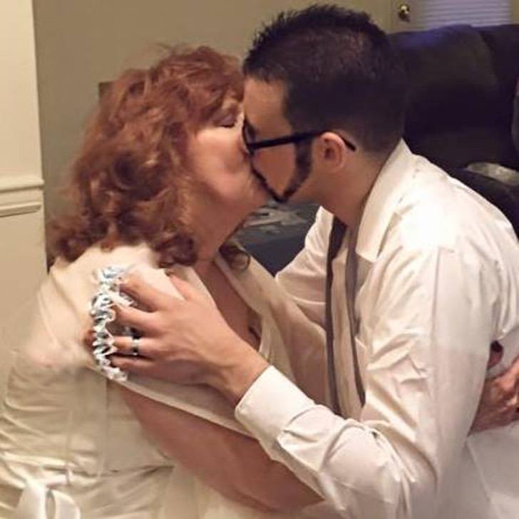 Mujer de 72 y joven de 19 celebran tres años de novios