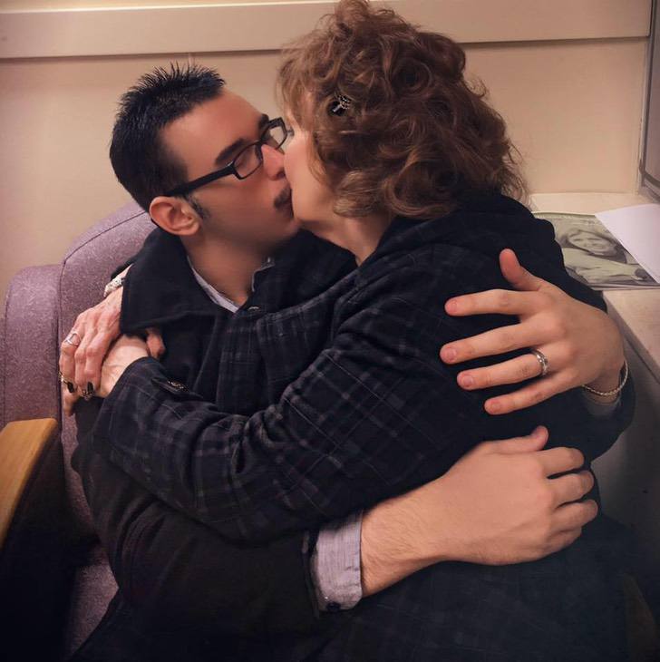 Mujer de 72 y joven de 19 celebran tres años de novios