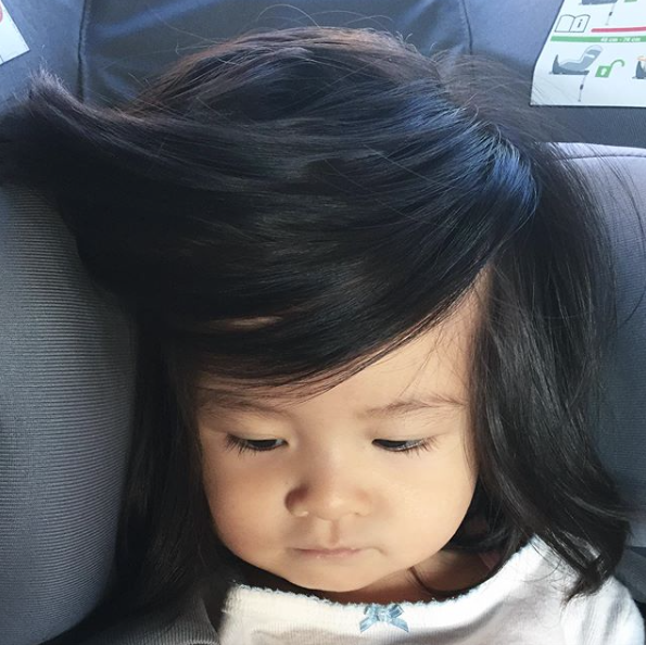 Bebé gana contrato millonario de Instagram por cabello