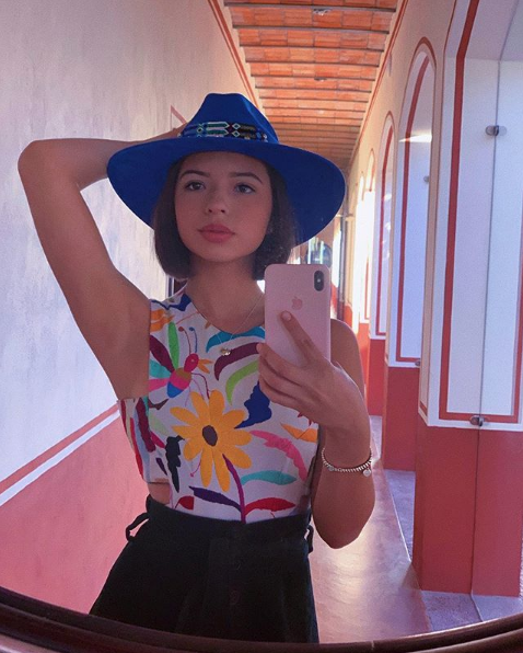 Angela Aguilar domina caballos de su padre