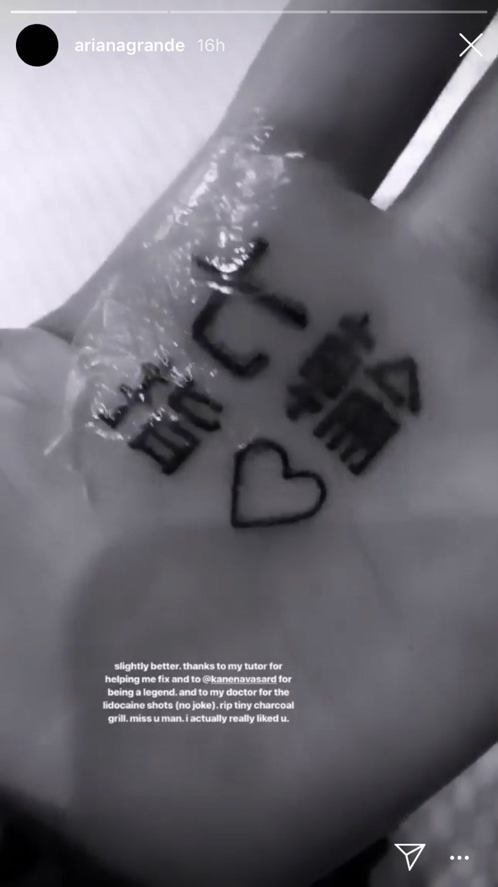 Ariana Grande corrige su tatuaje en japonés y lo hace mal otra vez
