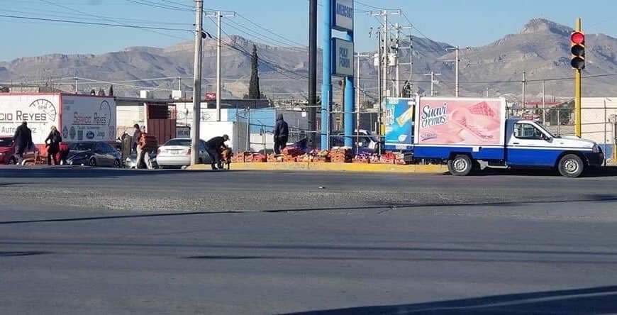 CamiÃ³n Marinela tira mercancÃ­a; gente se acerca a levantarla