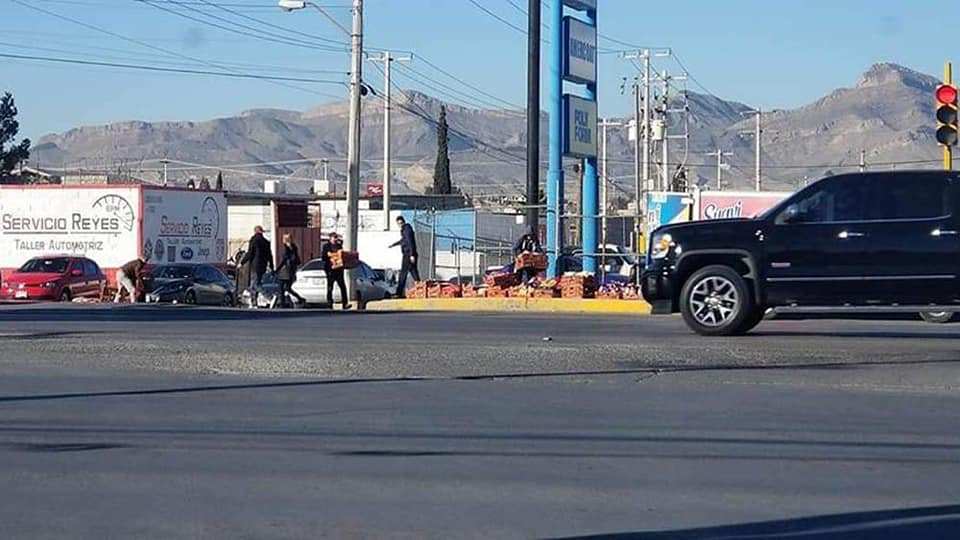 CamiÃ³n Marinela tira mercancÃ­a; gente se acerca a levantarla