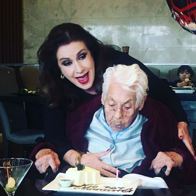 Thalia y Laura Zapata festejan el cumpleaños de su abuelita Eva Mange