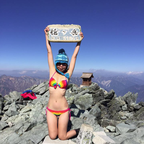 Murió congelada la montañista que escalaba en bikini