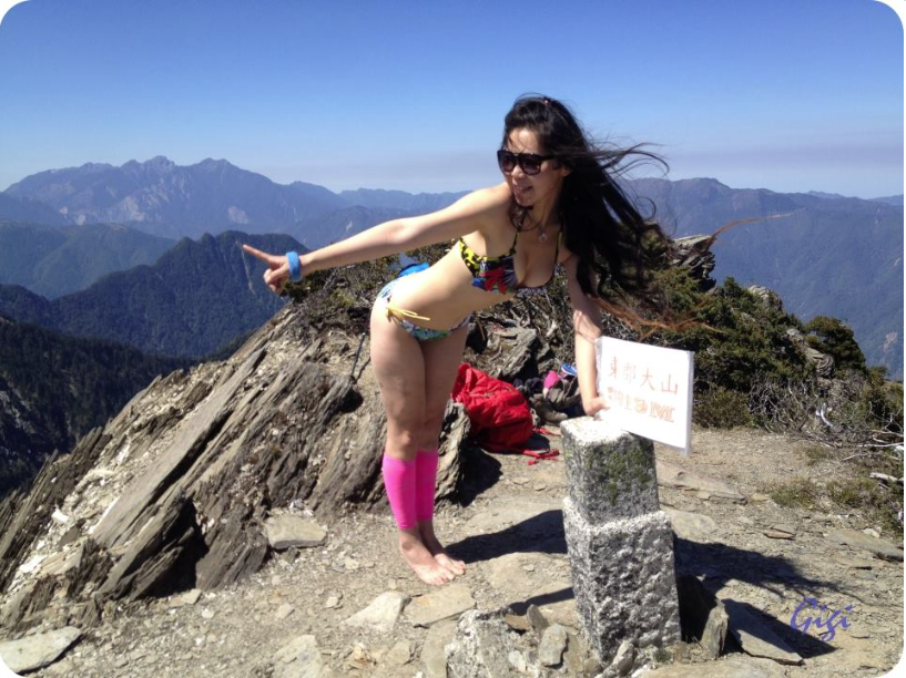 Murió congelada la montañista que escalaba en bikini
