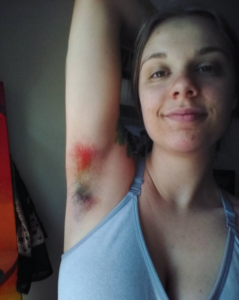 El nuevo estilo de vello en axilas pintado de colores