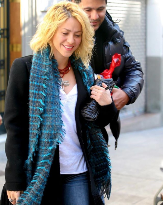 Shakira presume nuevo corte de pelo