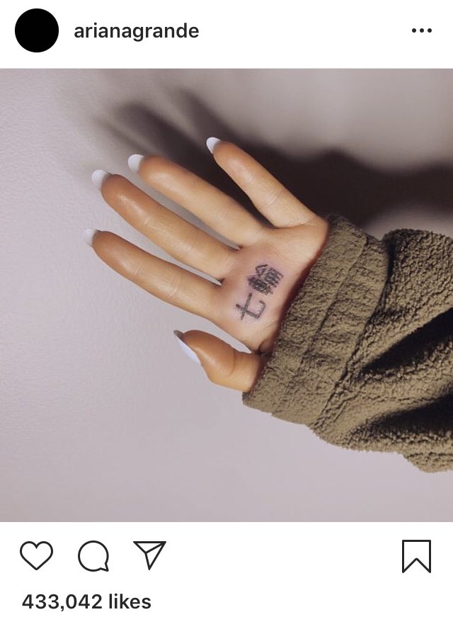 Ariana Grande se tatua mal en japonés