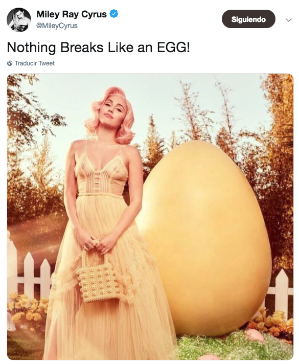 Miley Cyrus desmiente embarazo con el huevo que le ganó a kylie Jenner