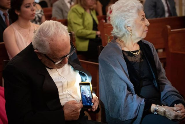 Viejito tomó foto de su esposa sin que ella se diera cuenta