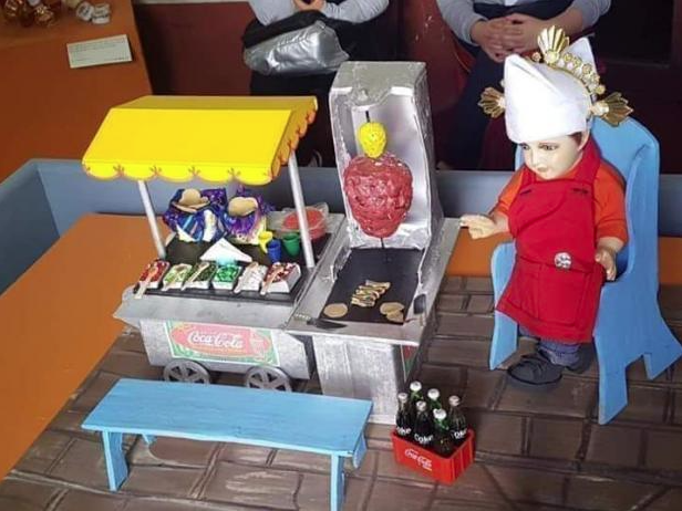 Gente reza al Niño Taquero para que no falten nunca tacos