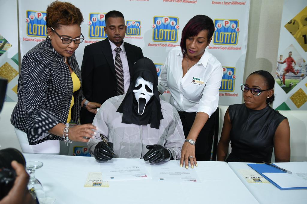Hombre acude a recoger premio de lotería disfrazado de Scream