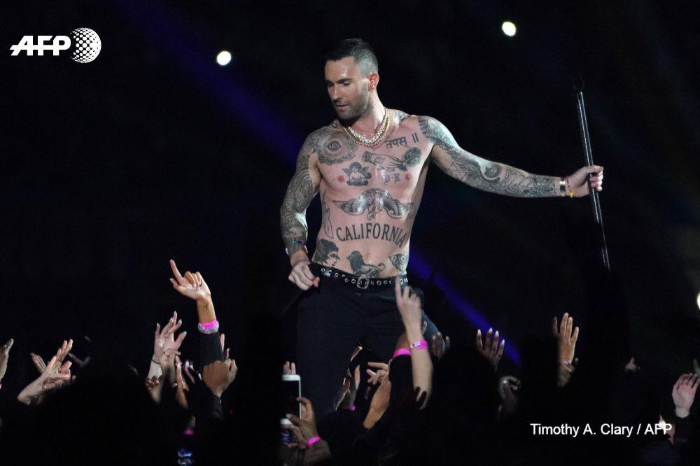 Adam Levine se quita playera en el Super Bowl