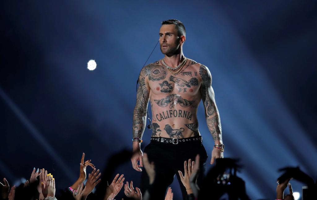 Adam Levine se quita playera en el Super Bowl