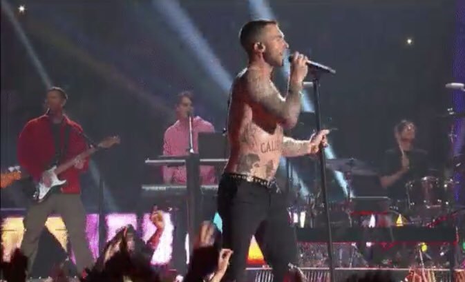 Adam Levine se quita playera en el Super Bowl