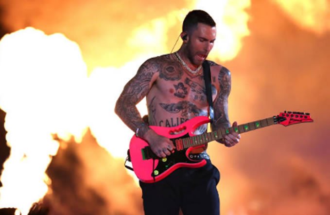 Adam Levine se quita playera en el Super Bowl