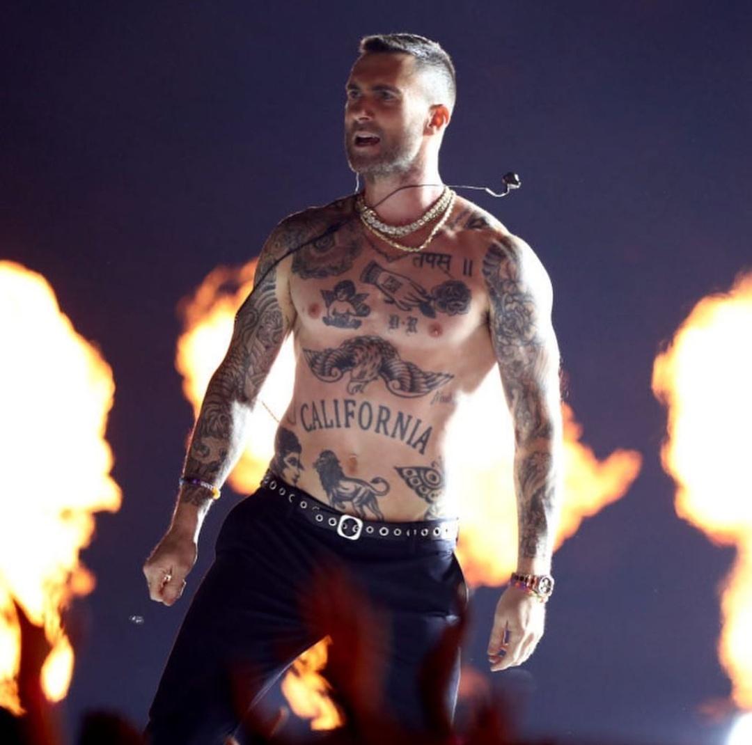 Adam Levine se quita playera en el Super Bowl