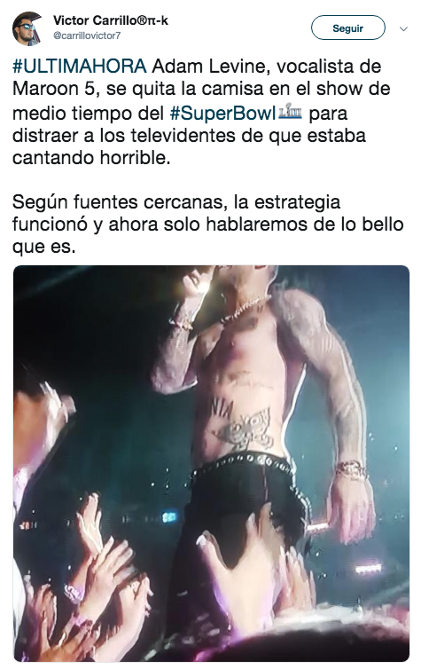 Adam Levine se quita playera en el Super Bowl
