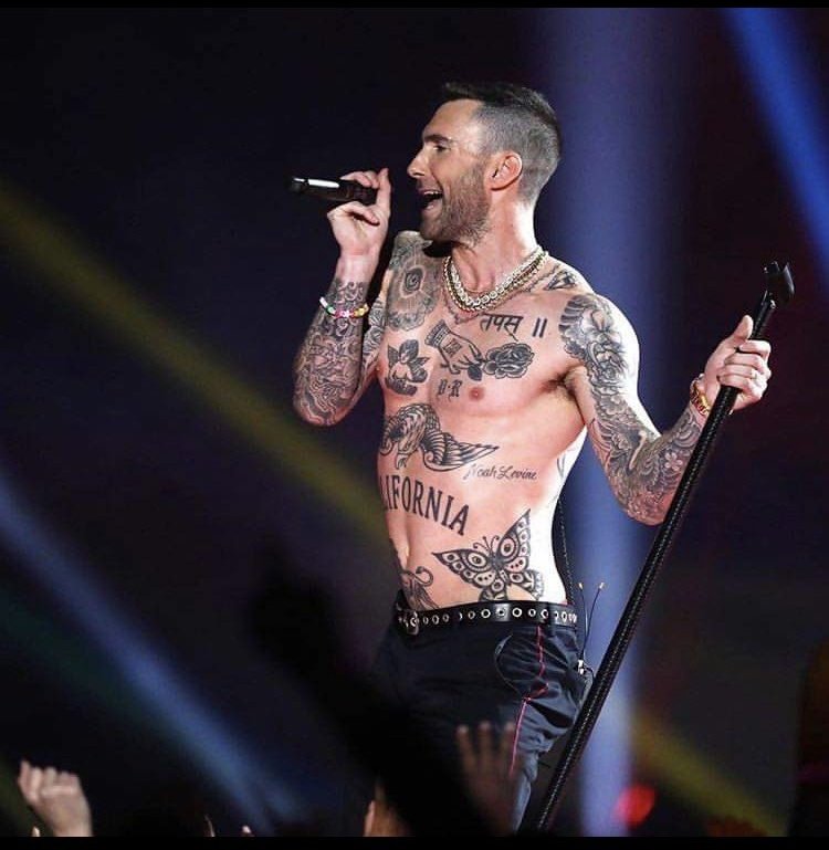 Adam Levine se quita playera en el Super Bowl