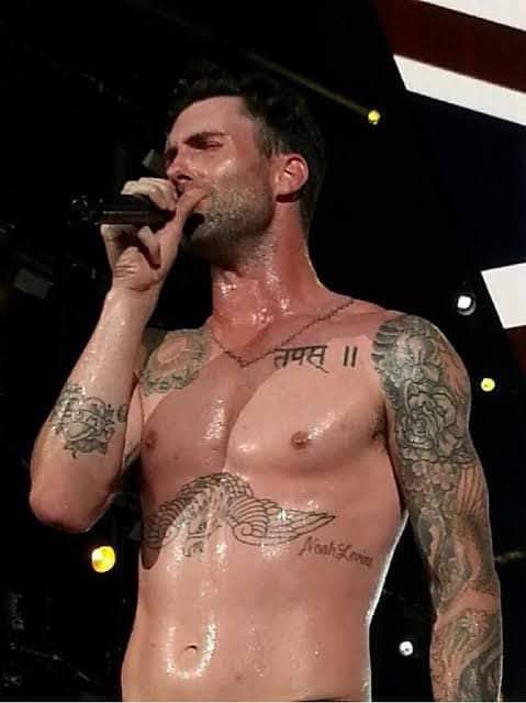 Adam Levine se quita playera en el Super Bowl