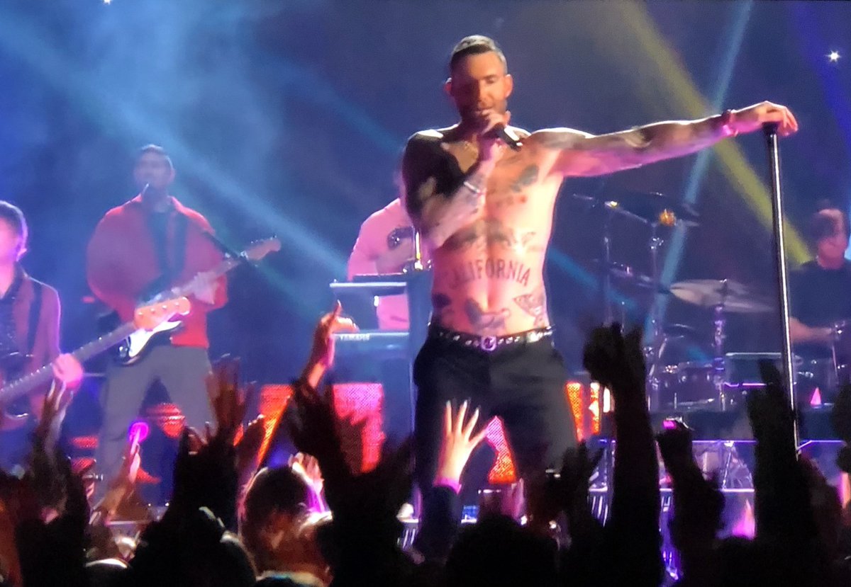 Adam Levine se quita playera en el Super Bowl
