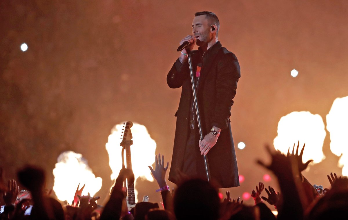 Adam Levine se quita playera en el Super Bowl