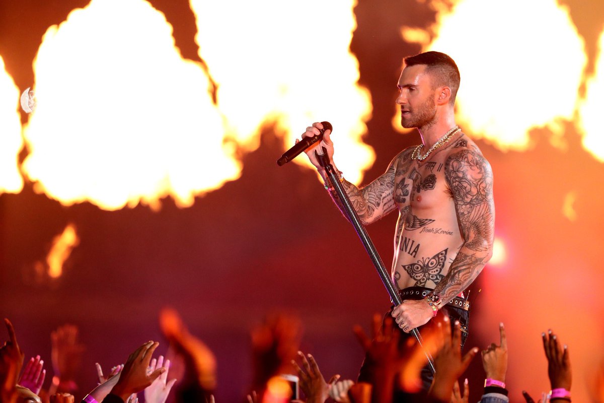 Adam Levine se quita playera en el Super Bowl
