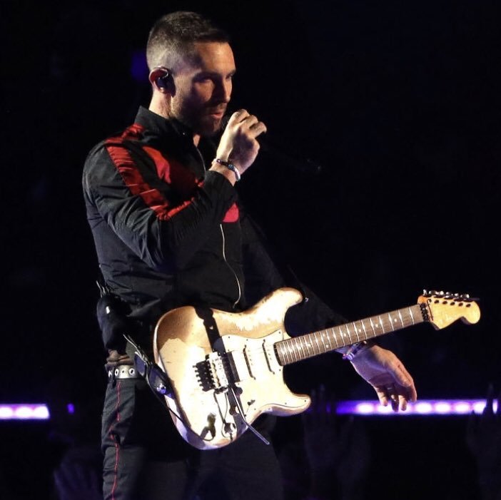 Adam Levine se quita playera en el Super Bowl