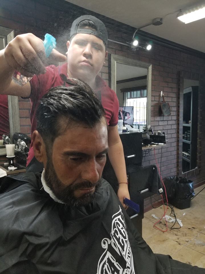Barbería hace cambio de look a Vagabundo