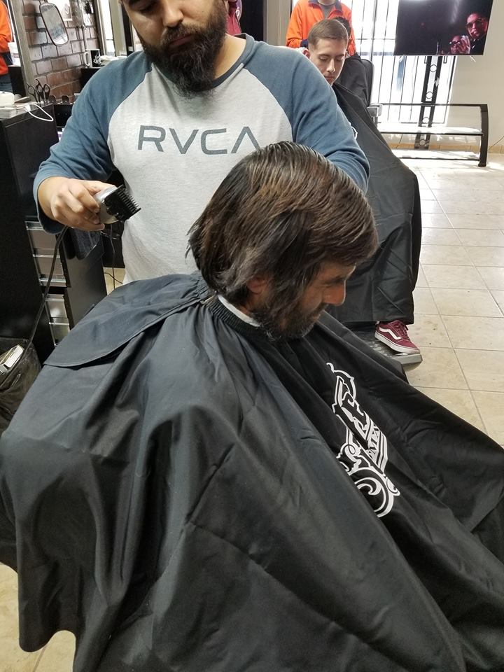 Barbería hace cambio de look a Vagabundo