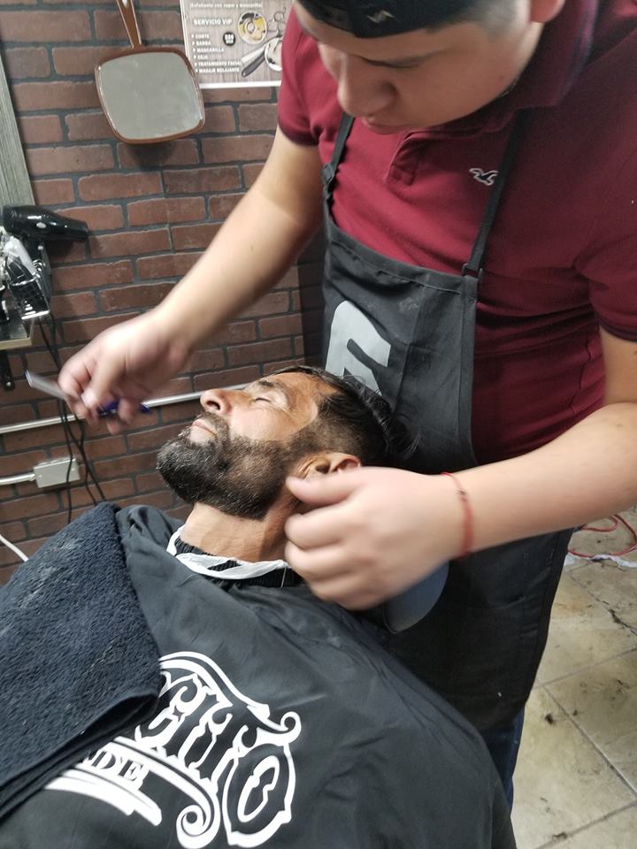 Barbería hace cambio de look a Vagabundo