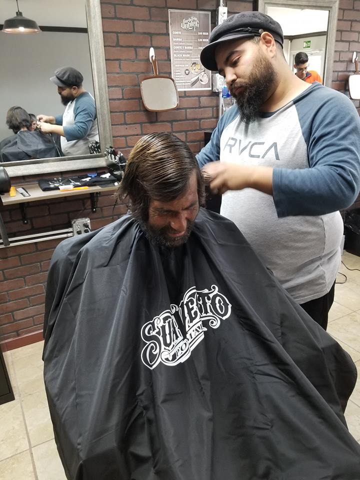 Barbería hace cambio de look a Vagabundo