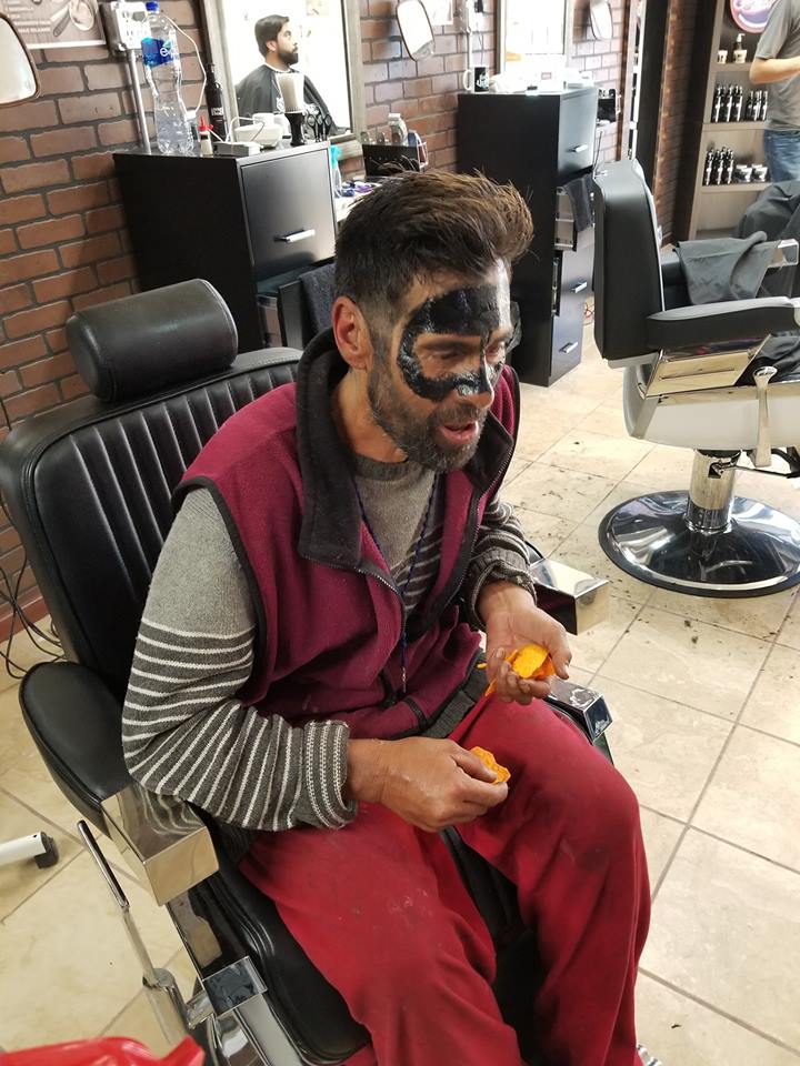 Barbería hace cambio de look a Vagabundo